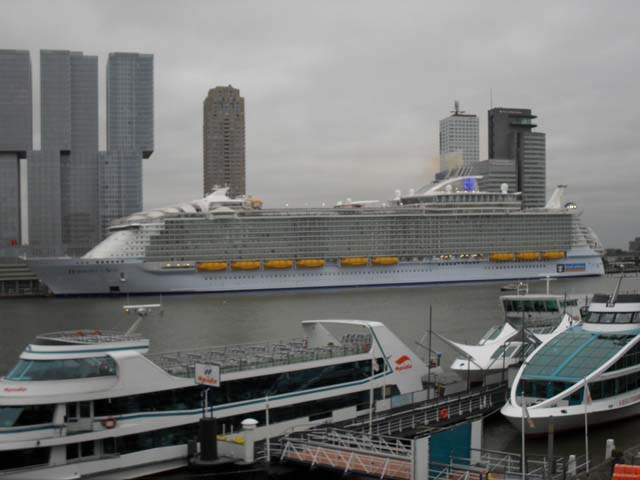 Cruiseschip ms Harmony of the Seas van Royal Caribbean International aan de Cruise Terminal Rotterdam